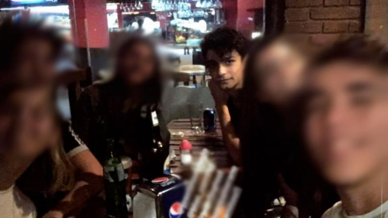 Valentino en un bar con sus amigos.