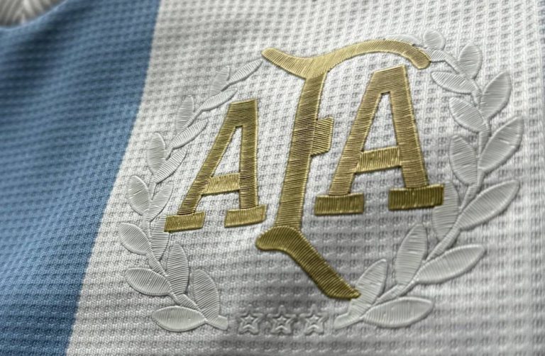 LA NUEVA PIEL DEL 10; LA SELECCIÓN PRESENTÓ UNA NUEVA CAMISETA